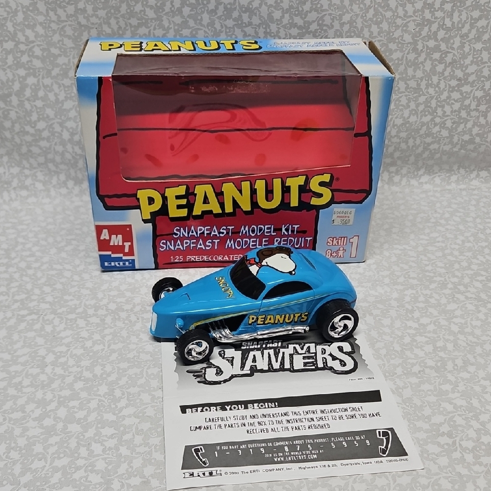AMT Ertl Peanuts Snoopy 1:25 Scale Model Kit Peanuts 50 Celebration
